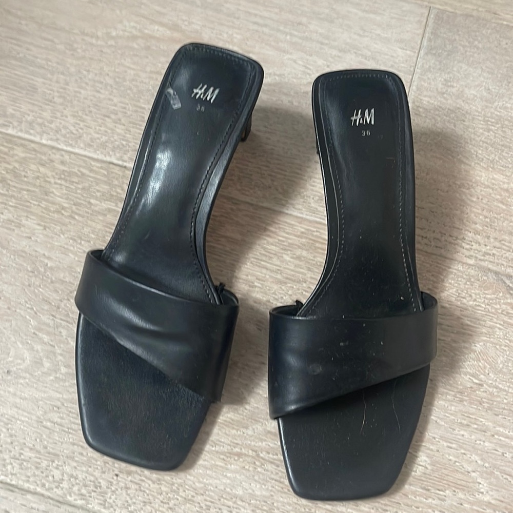Black kitten heels
